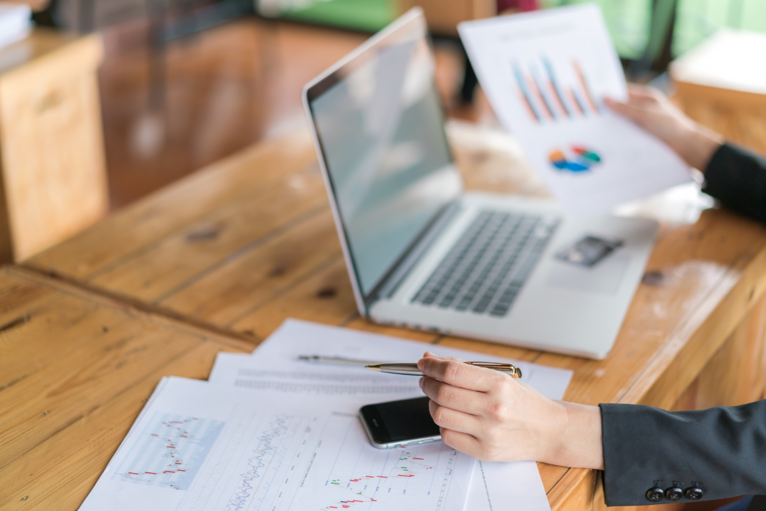 Analiza dokumentów finansowych na laptopie
