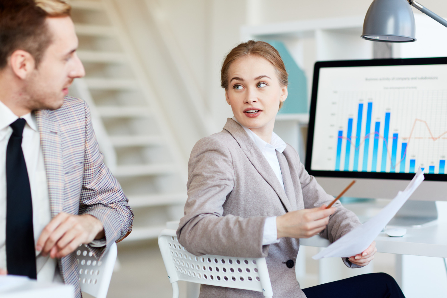 Doradca finansowy rozmawia z klientem
